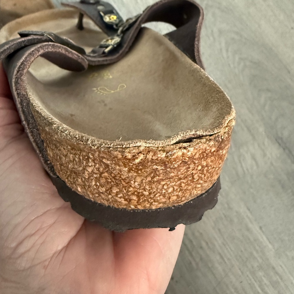 Birkenstock Gizeh Brown Leather Thong Sandals Brass/Gold Accents - Rare Find! - Picture 12 of 16